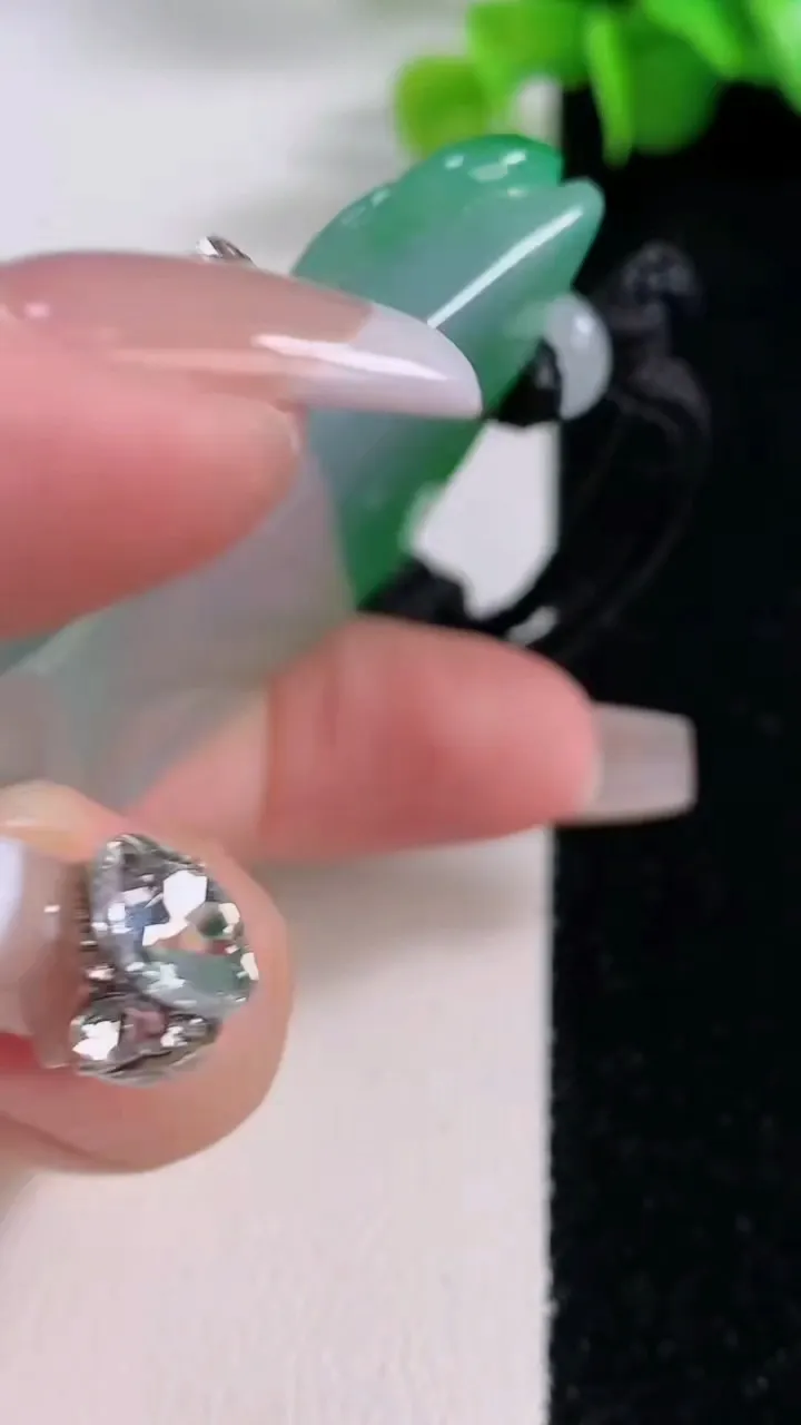 天然A货翡翠三羊开泰吊坠，尺寸59.2-41.3-8.2，重量:55.62g
12月5日