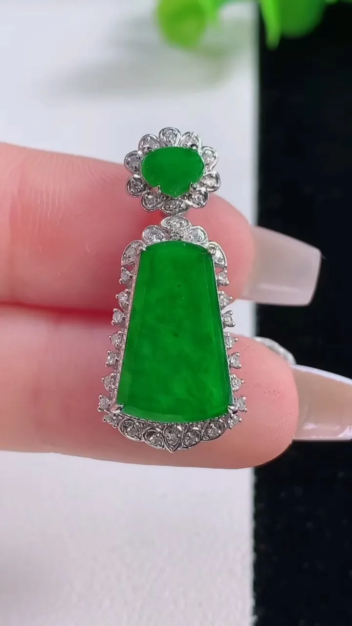 天然A货翡翠无事牌吊坠，尺寸29-12.8-6.4裸石15.4-10.6，重量:3.60g
12月5