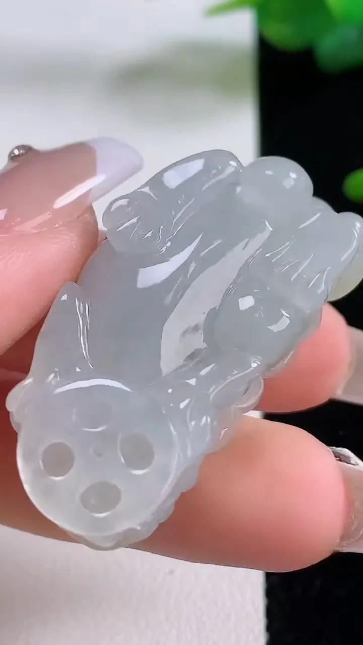 天然A货翡翠貔貅吊坠，尺寸38.6-20-12.2，重量:20.56g
12月5日