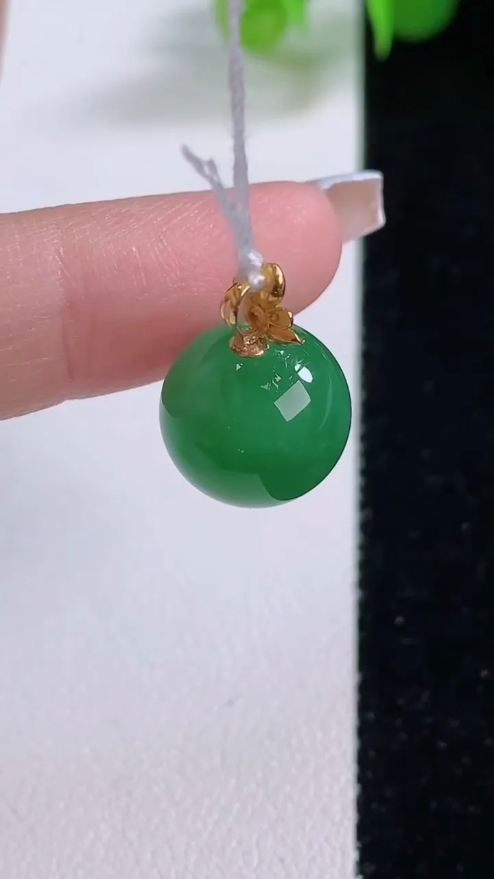 天然A货翡翠圆珠吊坠，尺寸12.4，重量:3.55g
12月5日