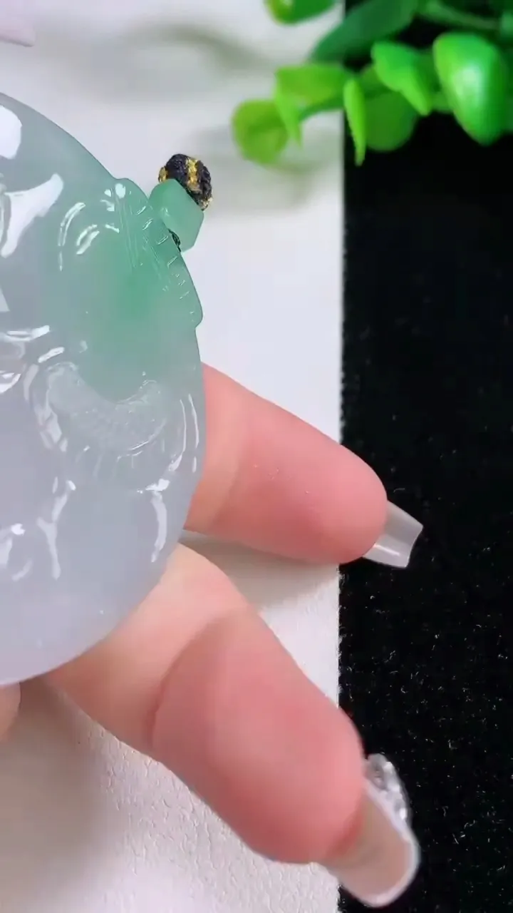 天然A货翡翠龙牌吊坠，尺寸55-53.4-6.3，重量:41.42g
12月5日