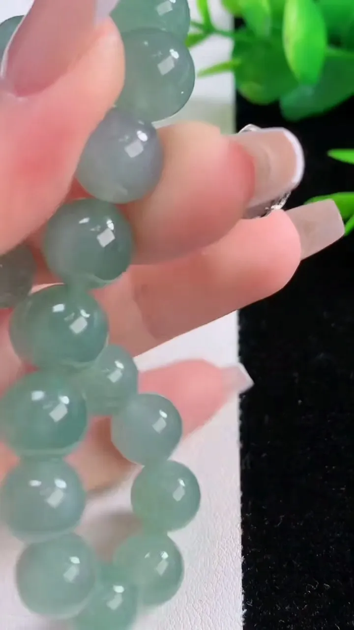 天然A货翡翠圆珠手串，尺寸9.8-19颗，重量:33.81g12月5日
工厂直销收藏佳品,种好水足，色泽均匀，有种有色，上手高大气！