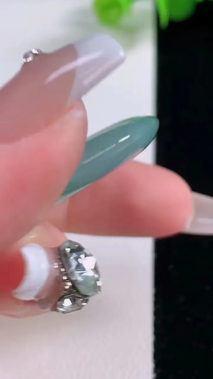 天然A货翡翠冰种飘花平安扣吊坠，尺寸33.5-5.8，重量:13.82g
12月5日