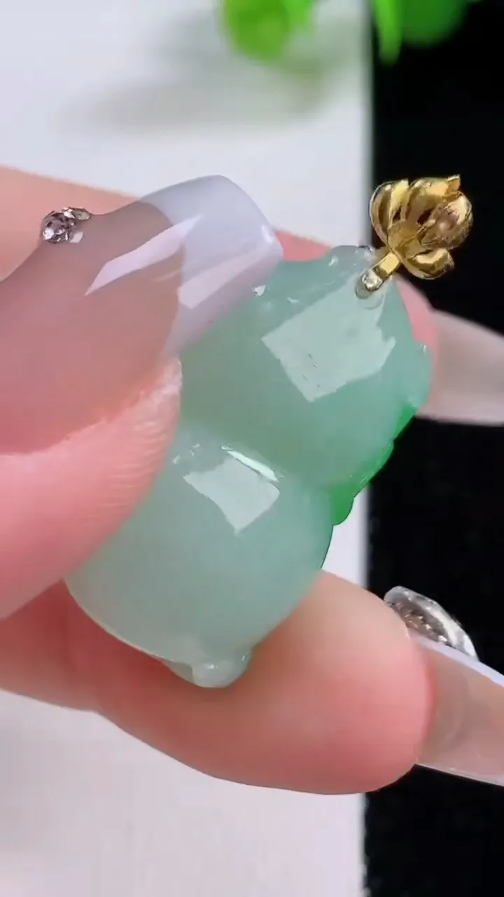 天然A货翡翠呱呱来财 葫芦吊坠，尺寸25.6-16.2-11，重量:10.37g
12月5日