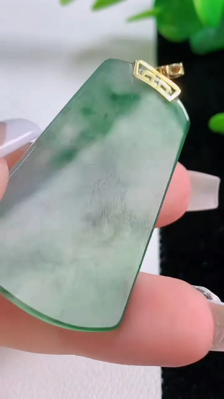 天然A货翡翠种飘花无事牌吊坠，尺寸44.4-27.3-2.4，重量:9.45g
12月5日