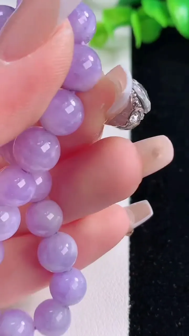 天然A货翡翠种紫罗兰圆珠手串20颗，尺寸8，重量:19.52g12月5日
工厂直销收藏佳品,种好水足，色泽均匀，有种有色，上手高大气！