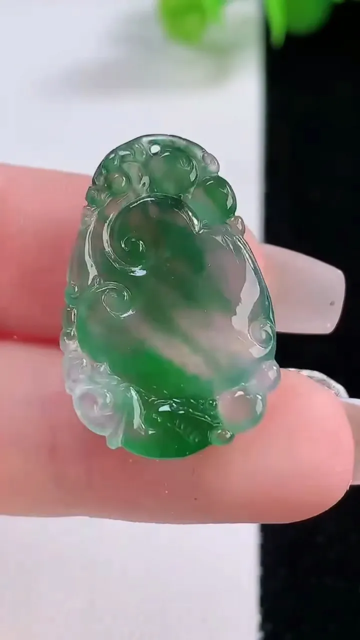 天然A货翡翠冰种飘花如意吊坠，尺寸26-17.2-4.3，重量:3.06g
12月5日