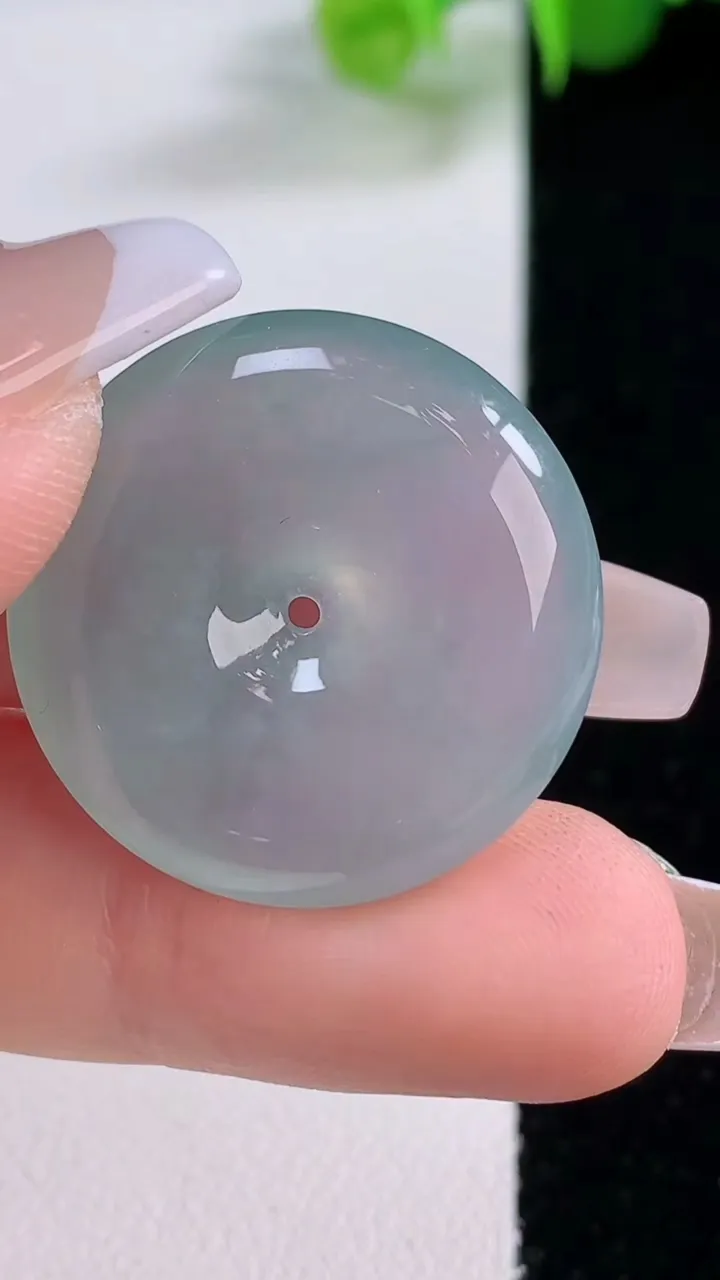 天然A货翡翠平安扣吊坠，尺寸25.4-5.8，重量:7.77g
12月5日