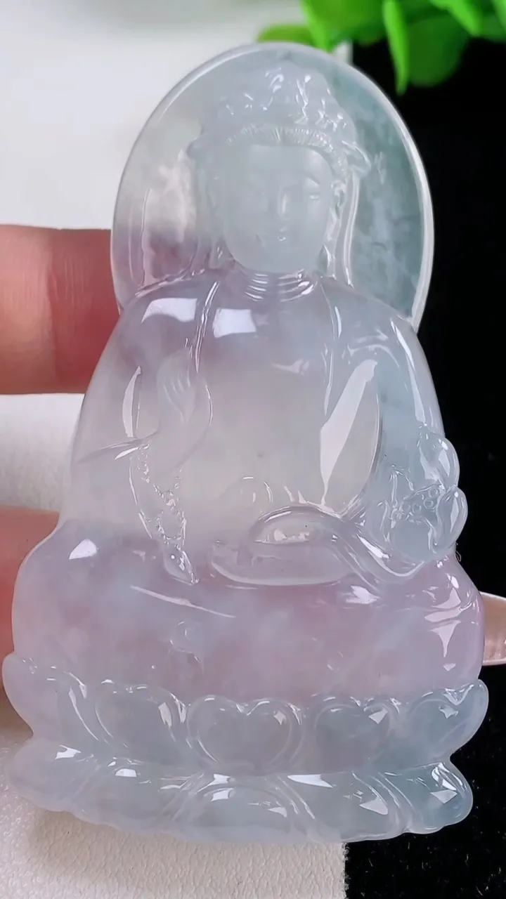 天然A货翡翠种白冰素衣观音菩萨吊坠，尺寸71.6-41.5-6.2，重量:35.38g
12月5日
