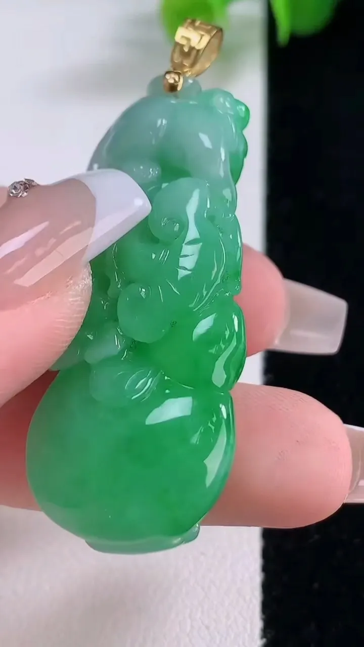 天然A货翡翠如意吊坠，尺寸47-19.4-11.8，重量:18.45g
12月5日