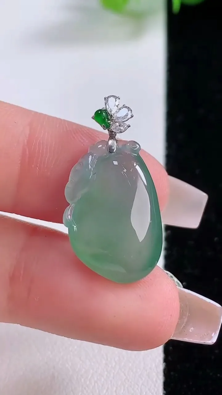 天然A货翡翠福瓜吊坠，尺寸20.5-13-6，重量:2.92g
12月5日