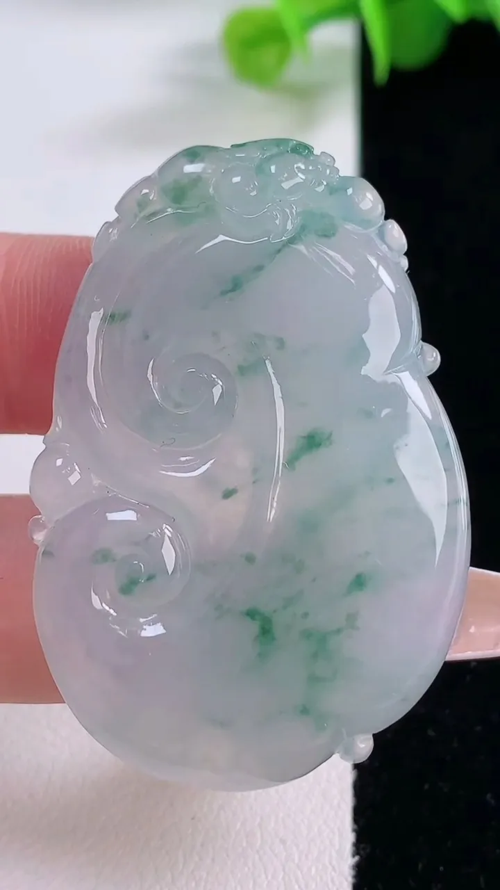 天然A货翡翠种飘花如意吊坠，尺寸46.7-30.4-5.8，重量:17.65g
12月5日