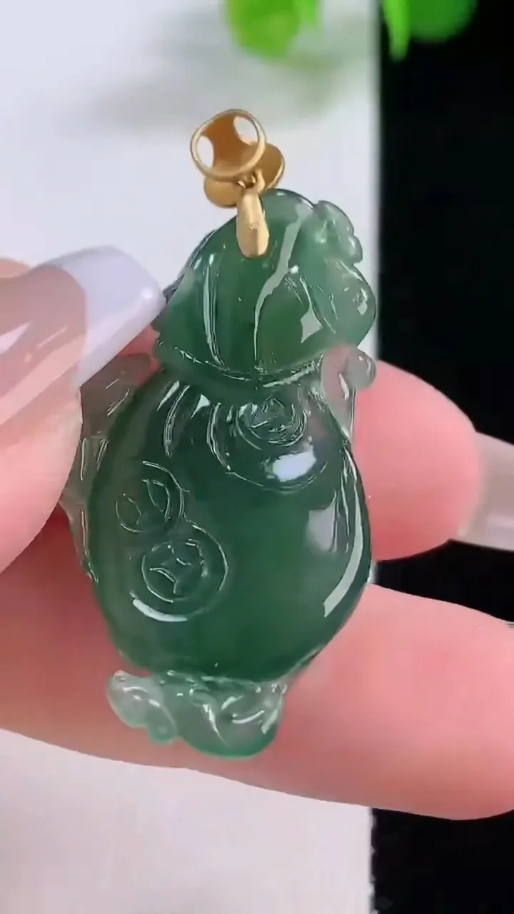 天然A货翡翠福袋吊坠，尺寸34.2-18-7.4，重量:7.49g
12月5日