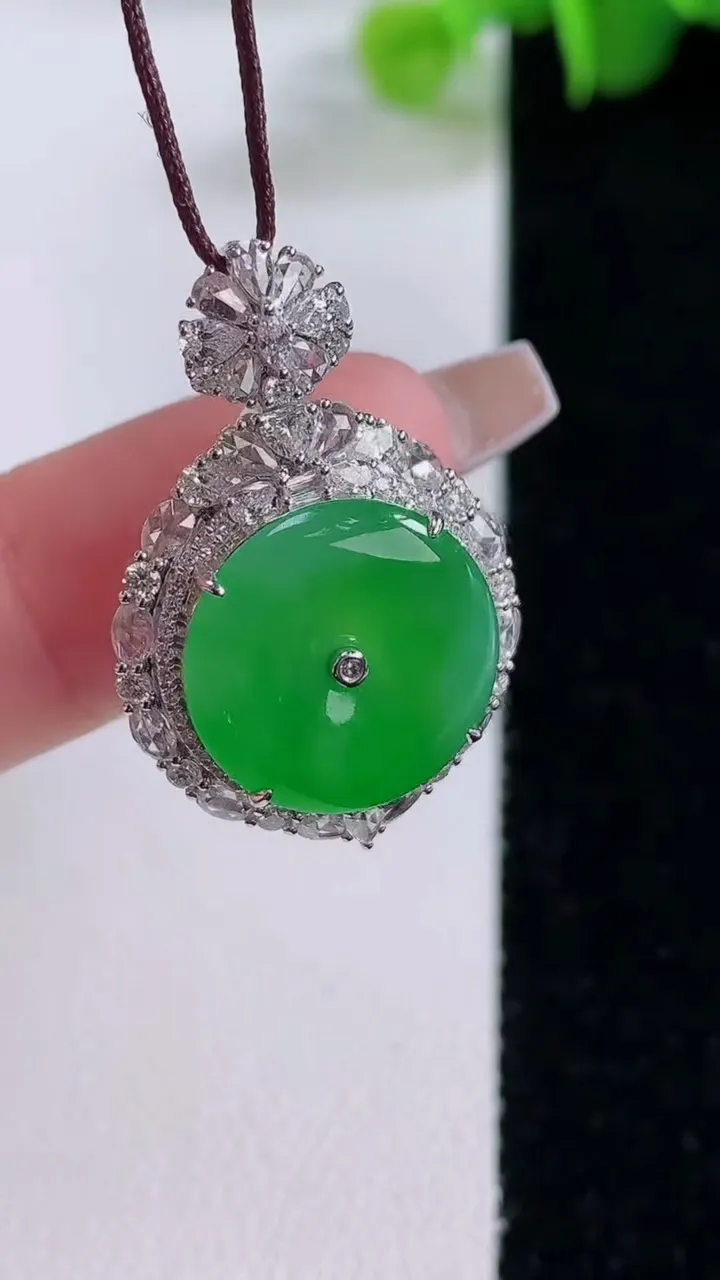 天然A货翡翠平安扣吊坠，尺寸29-18.7-9.5裸石13.8，重量:4.84g
12月5日