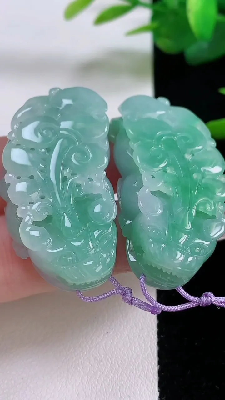 天然A货翡翠貔貅吊坠一对，尺寸41.2-21.6-9.8，重量:38.58g
12月5日