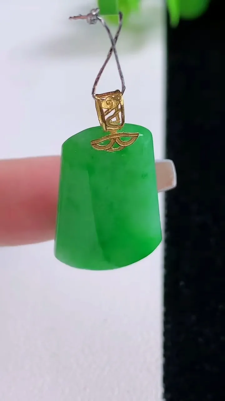 天然A货翡翠无事牌吊坠，尺寸25-15.2-4.7，重量:4.21g
12月5日