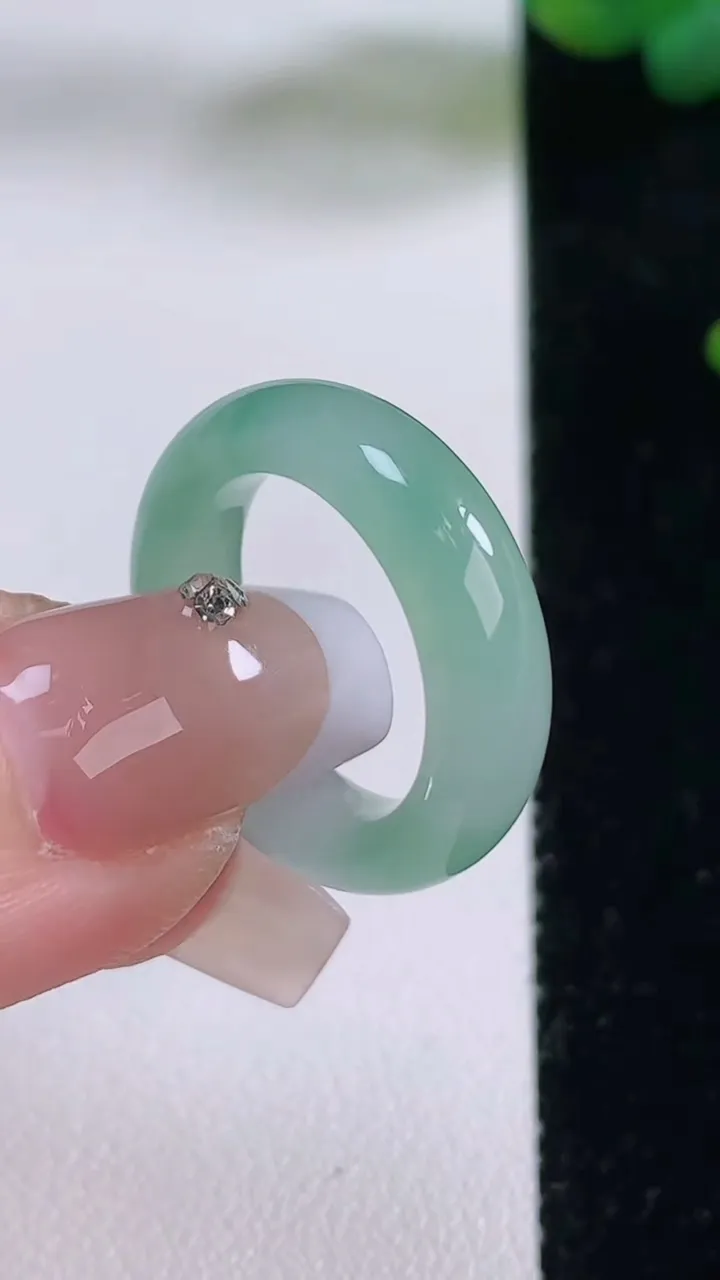天然A货翡翠指环戒指，尺寸16-5.5-3.3，重量:3.80g2025年12月5日
工厂直销收藏佳