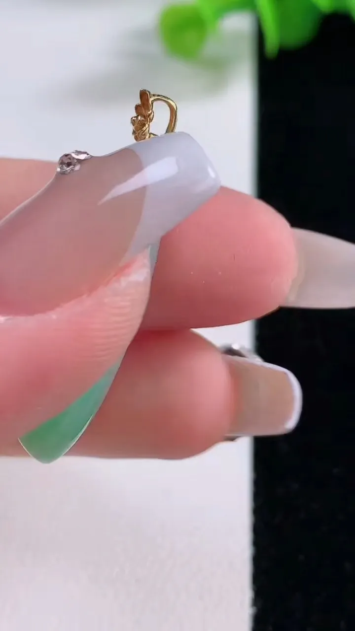 天然A货翡翠福瓜吊坠，尺寸27-12.7-7.8，重量:5.32g
12月5日