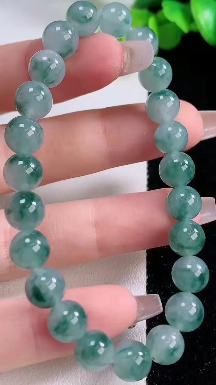 天然A货翡翠种飘花圆珠手串23颗，尺寸7.7，重量:19.82g12月5日
工厂直销收藏佳品,种好水足，色泽均匀，有种有色，上手高大气！