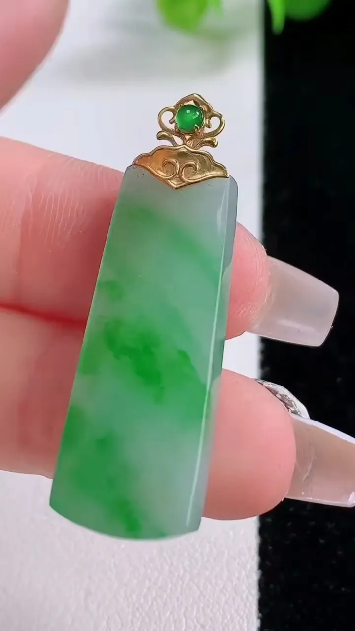 天然A货翡翠无事牌吊坠，尺寸33-12-4.2，重量:4.80g
12月5日