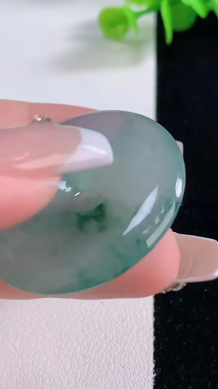 天然A货翡翠种飘花平安扣吊坠，尺寸35.7-5.7，重量:15.67g
12月5日