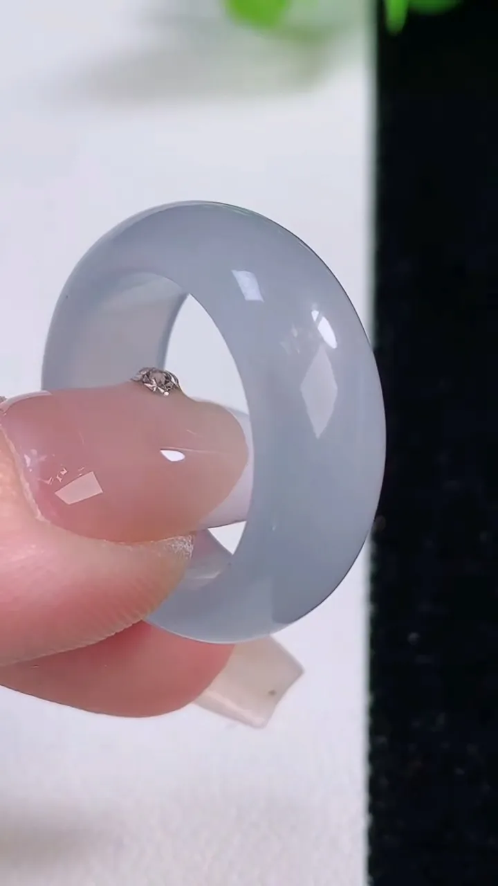 天然A货翡翠冰种紫罗兰指环 戒指，尺寸18.6-7.8-3.1，重量:6.27g2025年12月5日
工厂直销收藏佳品,种好水足，色泽均匀，有种有色，上手高大气！