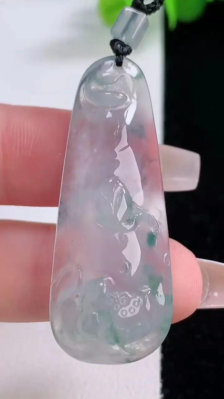 天然A货翡翠冰种飘花和和美美 荷叶鱼吊坠，尺寸43.6-17.7-7，重量:9.16g
12月5日