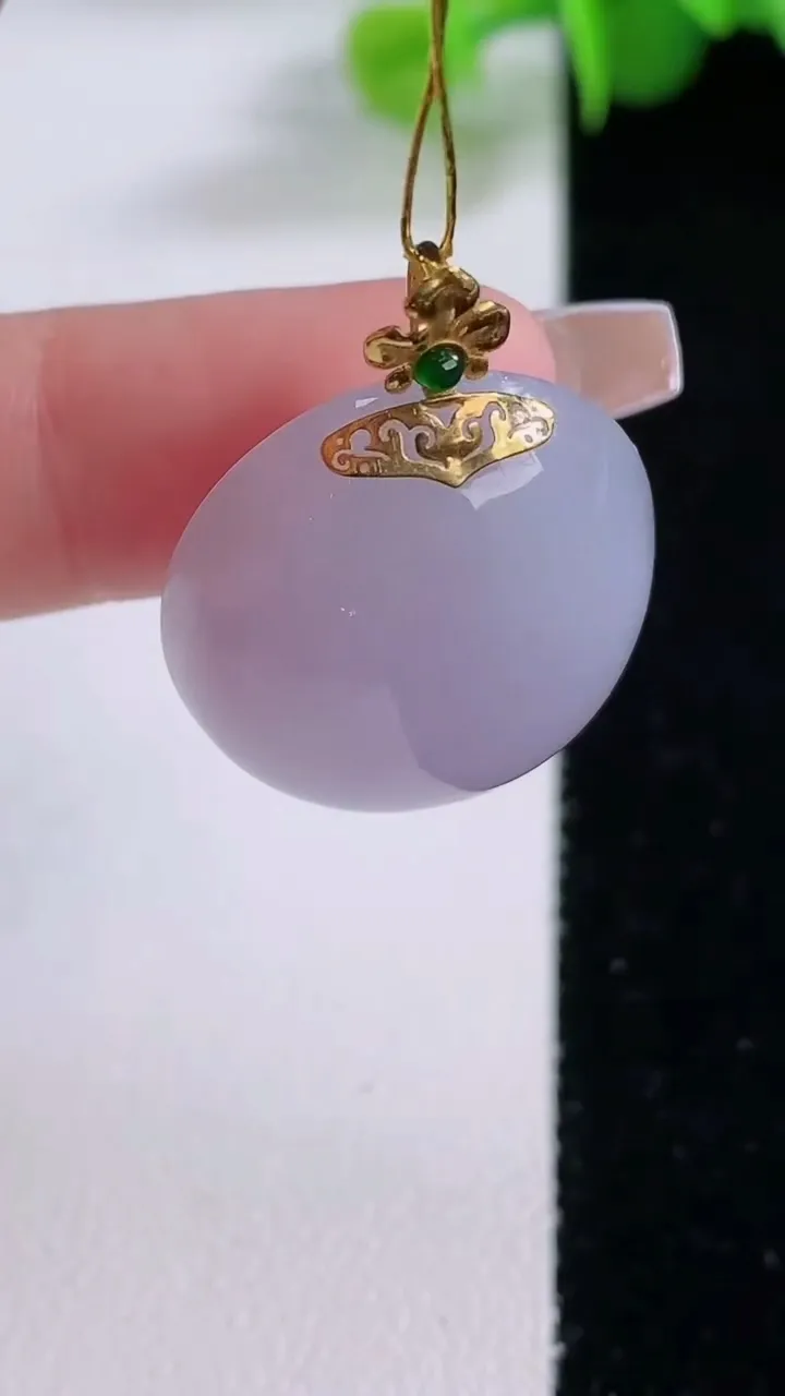 天然A货翡翠种紫罗兰蛋面吊坠，尺寸24.5-21.5-11.3，重量:10.00g
12月5日