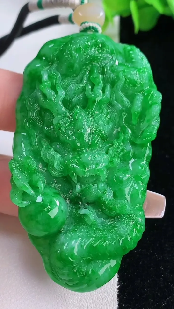 天然A货翡翠龙牌吊坠，尺寸64.3-39.2-9.6，重量:43.25g
12月5日