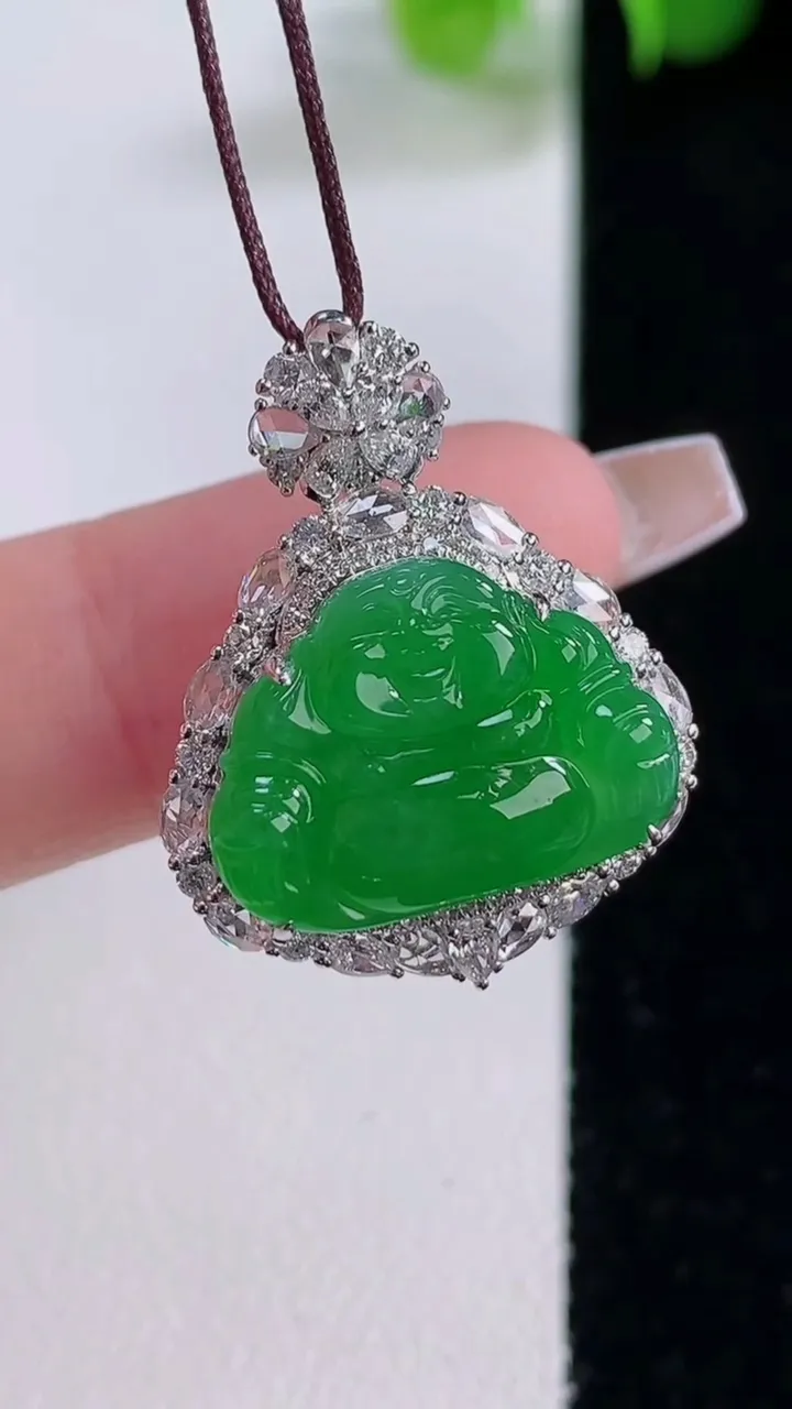 天然A货翡翠佛公吊坠，尺寸25.7-20.7-10裸石12.4-17，重量:4.76g
12月5日