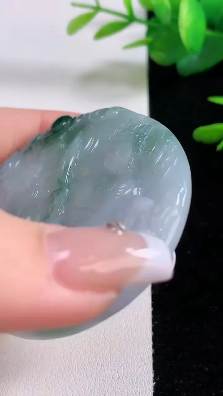 天然A货翡翠飘花不动明王吊坠，尺寸52.8-5.4，重量:34.33g
12月5日