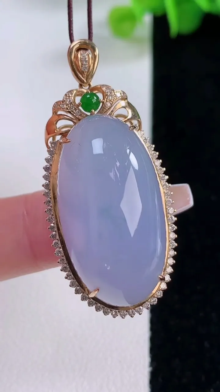 天然A货翡翠种飘花平安扣吊坠，尺寸35.6-5.8，重量:15.79g
12月5日