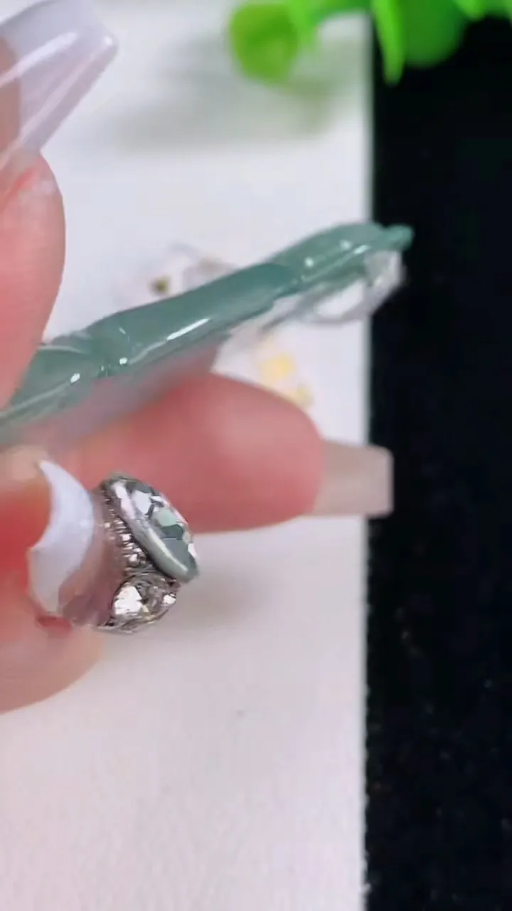 天然A货翡翠大日如来吊坠，尺寸51.2-31.5-4.7，重量:13.17g
12月5日