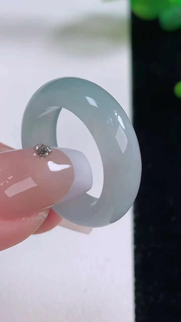 天然A货翡翠指环戒指，尺寸17.7-5.7-3.2，重量:4.62g2025年12月5日
工厂直销收藏佳品,种好水足，色泽均匀，有种有色，上手高大气！