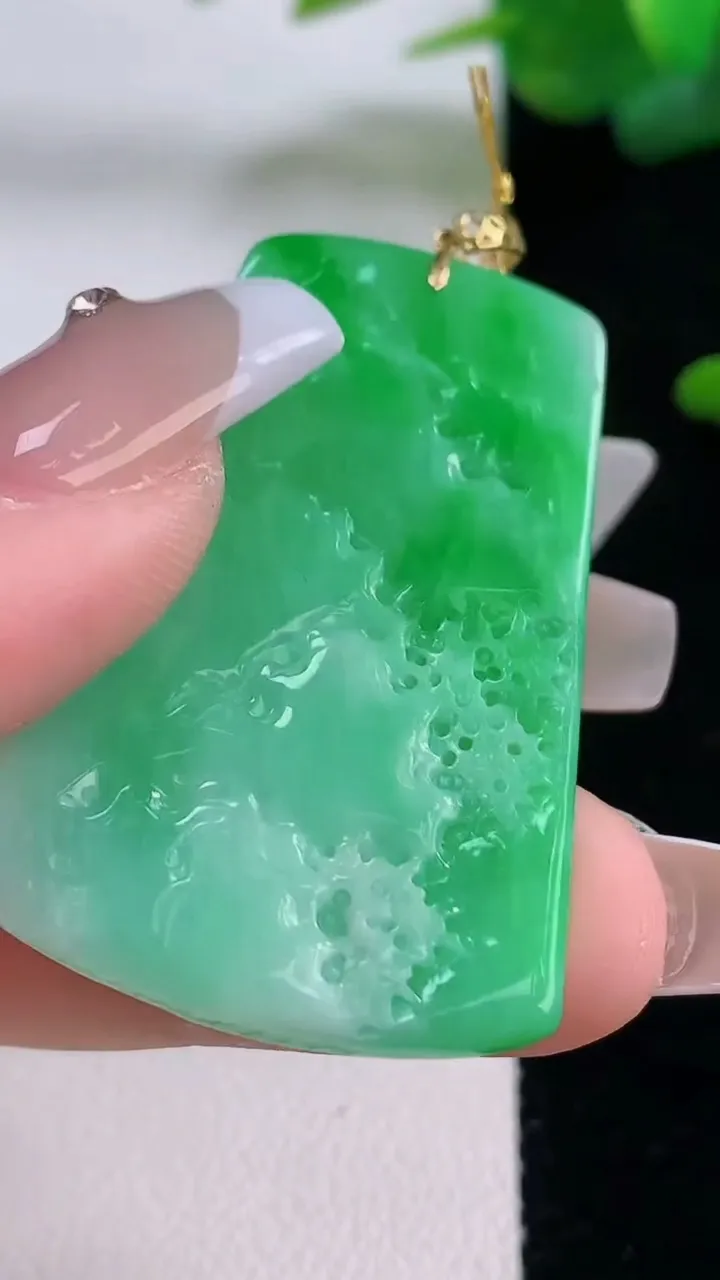 天然A货翡翠山水牌吊坠，尺寸40.8-27.6-4.3，重量:10.59g
12月5日