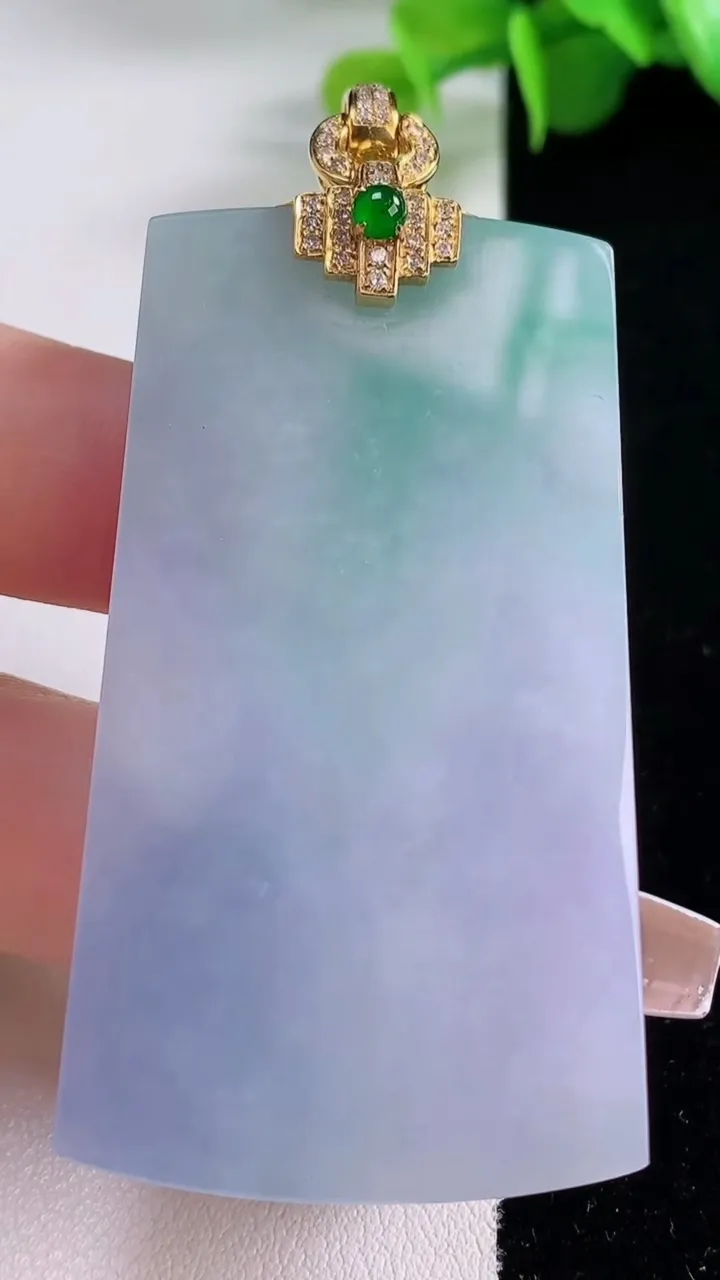 天然A货翡翠无事牌吊坠，尺寸56.3-31-5.7，重量:33.36g
12月5日