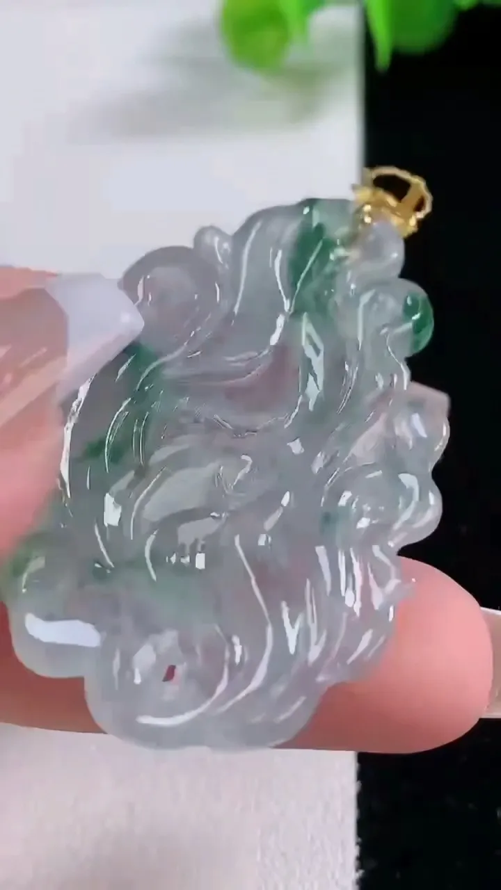 天然A货翡翠种飘花九尾狐吊坠，尺寸45-29.4-3.7，重量:8.86g
12月5日