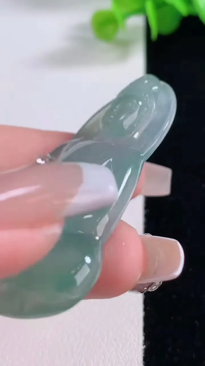 天然A货翡翠素衣观音菩萨吊坠，尺寸55-33.7-5.6，重量:16.37g
12月5日