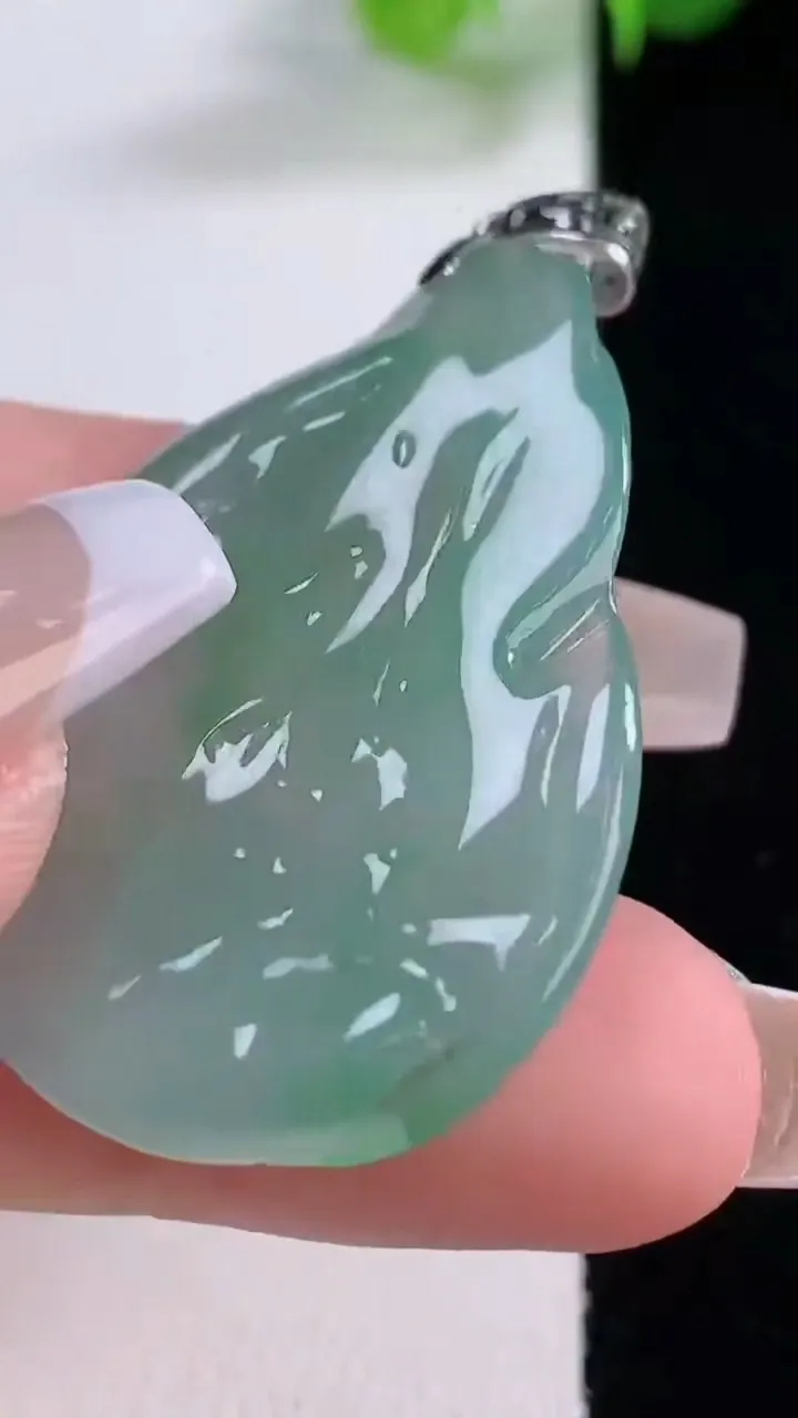 天然A货翡翠无相佛吊坠，尺寸40-26.4-5.6，重量:11.44g
12月5日