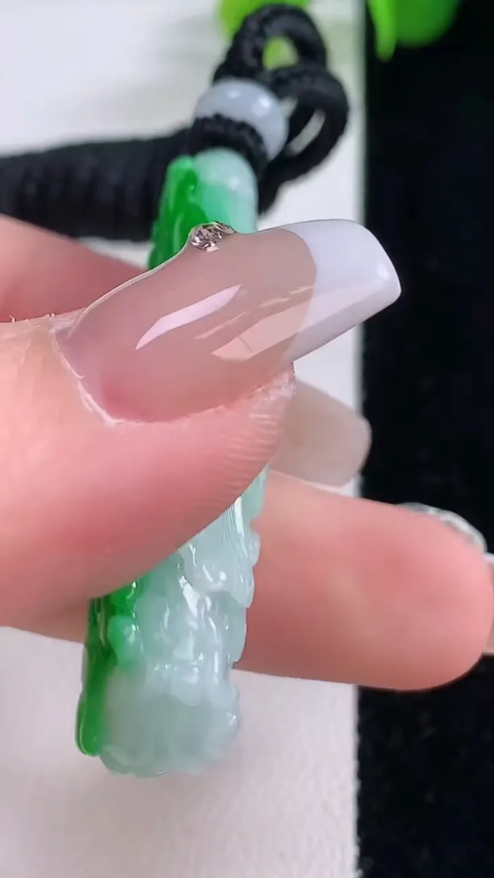 天然A货翡翠白菜吊坠，尺寸46.5-12.3-9.2，重量:16.55g
12月5日