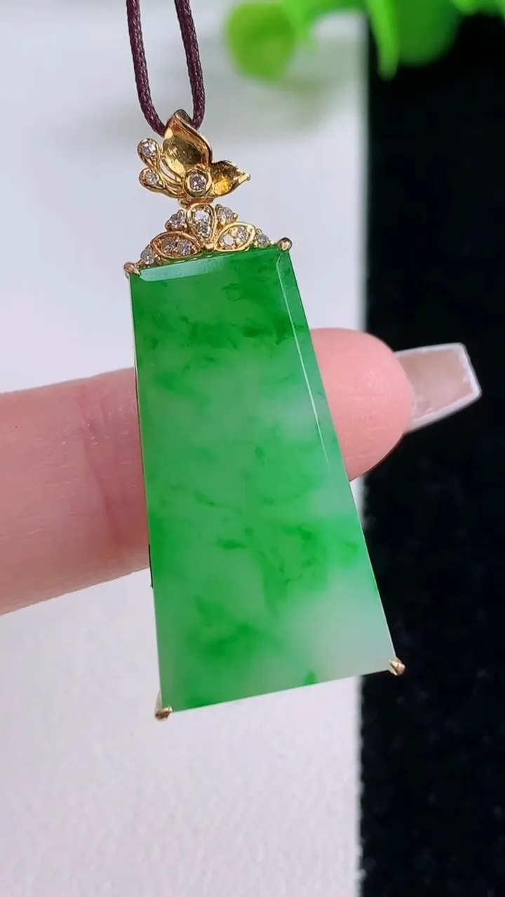 天然A货翡翠无事牌吊坠，尺寸35.4-26.6-13.3-5.7，重量:4.11g
12月5日