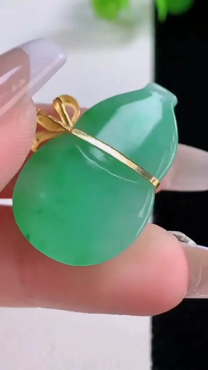 天然A货翡翠葫芦吊坠，尺寸29-19.8-5.5，重量:5.89g
12月5日