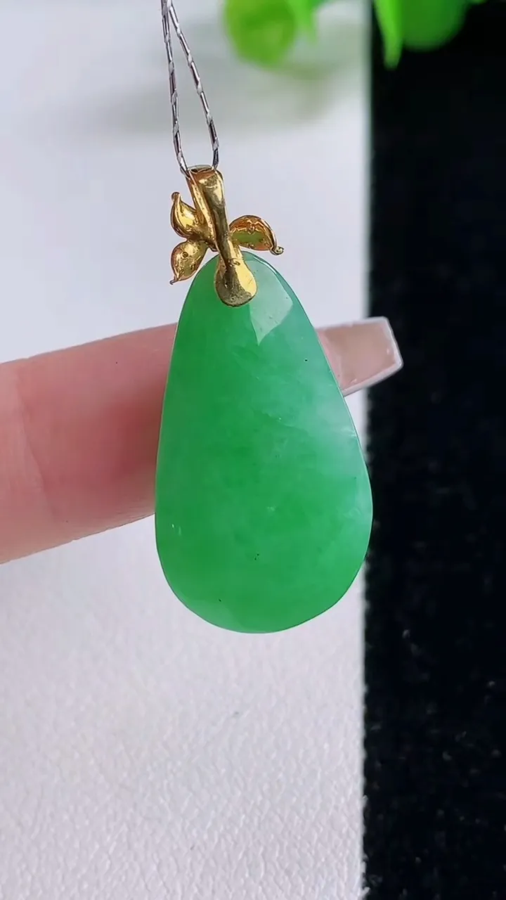 天然A货翡翠福瓜吊坠，尺寸27-14.8-6.8，重量:4.84g
12月5日