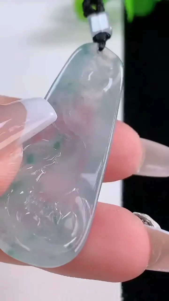 天然A货翡翠冰种飘花和和美美 荷叶鱼吊坠，尺寸43.6-17.7-7，重量:9.16g
12月5日