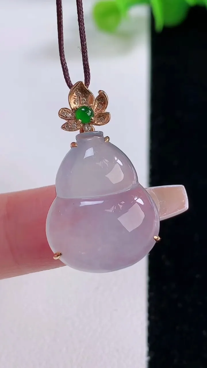 天然A货翡翠种飘花葫芦吊坠，尺寸20.4-16.6-6.7，重量:3.56g
12月5日