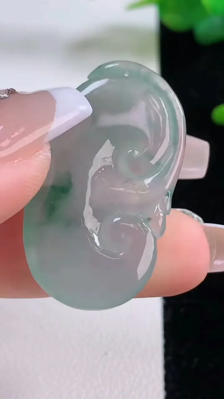 天然A货翡翠冰种飘花如意，尺寸36.4-19.5-4.6，重量:7.04g
12月5日