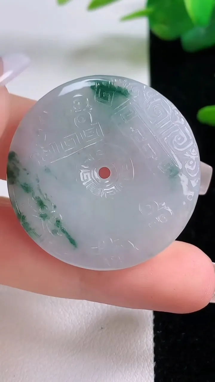 天然A货翡翠飘花复古平安扣吊坠，尺寸34.8-4.2，重量:11.37g
12月5日