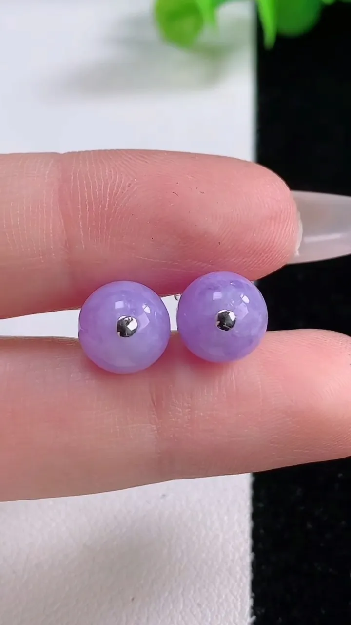 天然A货翡翠种紫罗兰圆珠耳钉，尺寸8.6，重量:2.70g12月5日
工厂直销收藏佳品,种好水足，色泽均匀，有种有色，上手高大气！