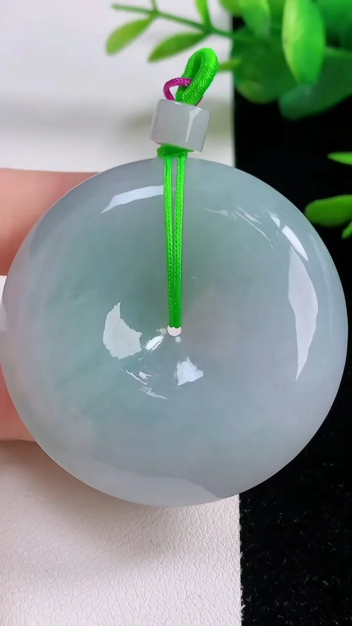 天然A货翡翠平安扣吊坠，尺寸48-13，重量:63.07g
12月5日