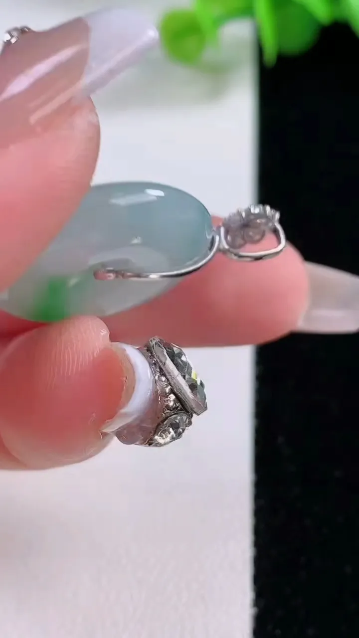 天然A货翡翠平安扣吊坠，尺寸22-5.2，重量:5.87g
12月5日